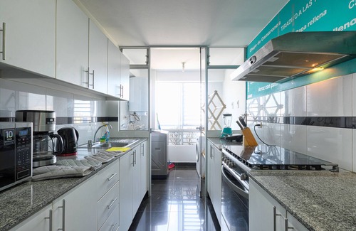 Leuro Condo | Modern 3BDRM Apartment with A/C & Spa in Miraflores