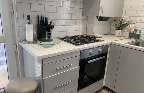 Selhurst House | Stylish 3-Bed Garden House in Croydon, London