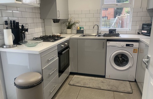 Selhurst House | Stylish 3-Bed Garden House in Croydon, London