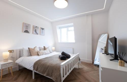South Harrow Apartment | Modern 3BR Apartment Family Comfort & Style