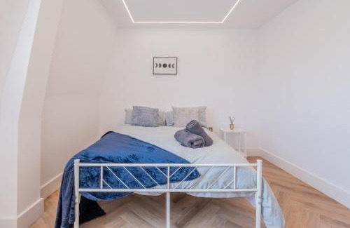 South Harrow Apartment | Modern 3BR Apartment Family Comfort & Style