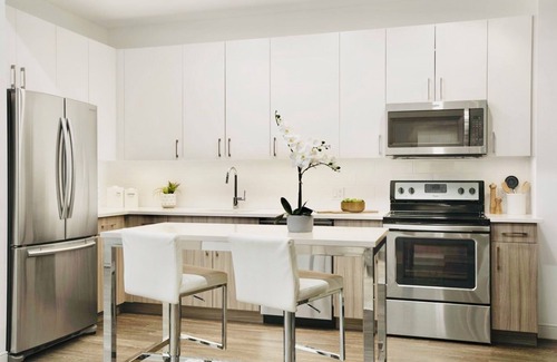 Cambridgeport Apartment | Modern 3BR Escape in Cambridge – Pool, Gym & All the Perks!