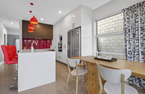 Hobsonville House | Modern 3BR Family House with Yard & Big TV for Fun Getaways