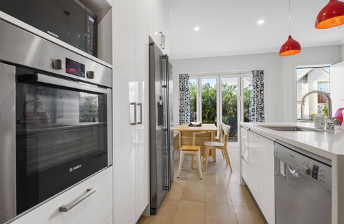 Hobsonville House | Modern 3BR Family House with Yard & Big TV for Fun Getaways