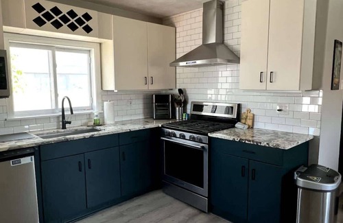 Everett Apartment | Stylish Studio Near Boston with Free Parking & Breakfast