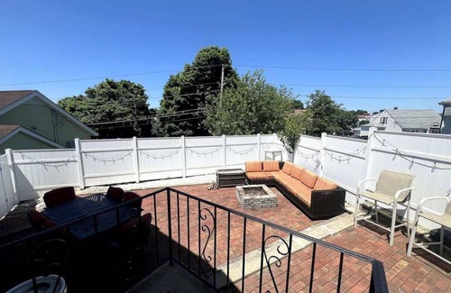 Everett Apartment | Stylish Studio Near Boston with Free Parking & Breakfast