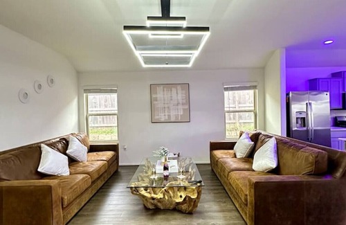 Del Valle House | Modern 3BR Home Sleeps 10 Pool Near COTA & Austin