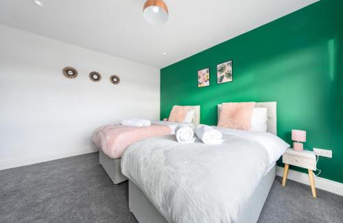 Langley Marish Apartment | Inviting Hideout by Heathrow: Family-Friendly & Top Rated