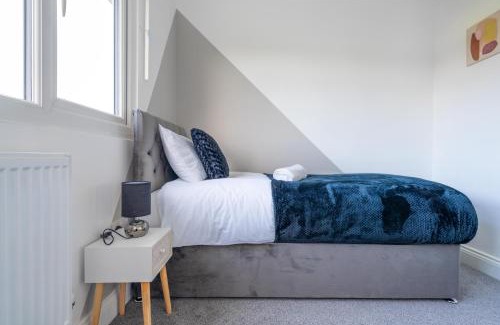 Langley Marish Apartment | Inviting Hideout by Heathrow: Family-Friendly & Top Rated