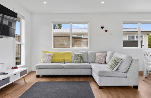 Richmond Heights House | Modern 3BR Home, Walk to Lake Taupo