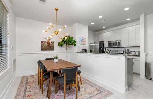Jonestown Condo | Guest Rated: 9.8 | Modern Lakeview Villa at The Hollows