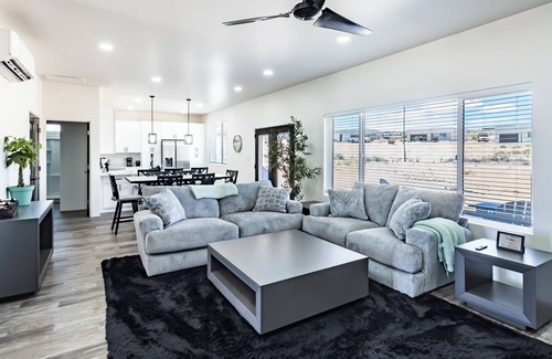 Greenehaven House | Modern 3BR- Minutes from Wawheap and Lone Rock-Hot Tub-Garage Access-Fire pit
