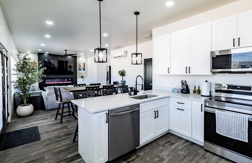 Greenehaven House | Modern 3BR- Minutes from Wawheap and Lone Rock-Hot Tub-Garage Access-Fire pit