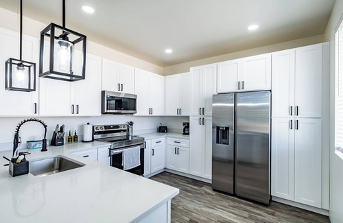 Greenehaven House | Modern 3BR- Minutes from Wawheap and Lone Rock-Hot Tub-Garage Access-Fire pit