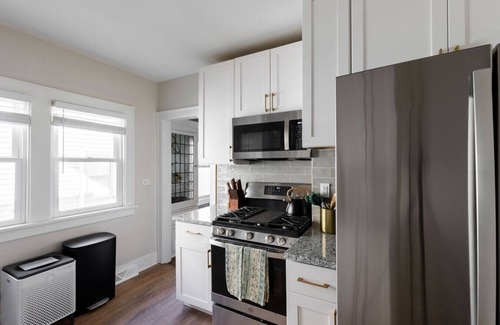 Cleveland Apartment | Stylish 3BR Retreat Near Cleveland Clinic with Breakfast