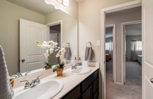 Atascocita Apartment | Modern 3BR Retreat Near Downtown with Complimentary Snacks