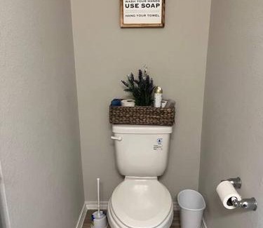 Atascocita Apartment | Modern 3BR Retreat Near Downtown with Complimentary Snacks