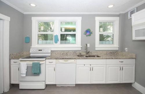 Southside House | Casa Encanto: Pet-Friendly Retreat with Inviting Patio