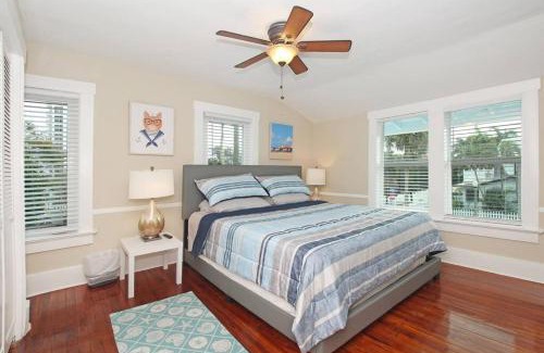 Southside House | Casa Encanto: Pet-Friendly Retreat with Inviting Patio