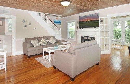 Southside House | Casa Encanto: Pet-Friendly Retreat with Inviting Patio