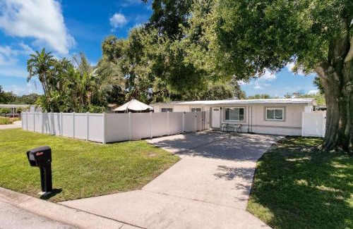 Walsingham House | Modern 3BR Retreat with Pool & Fire Pit