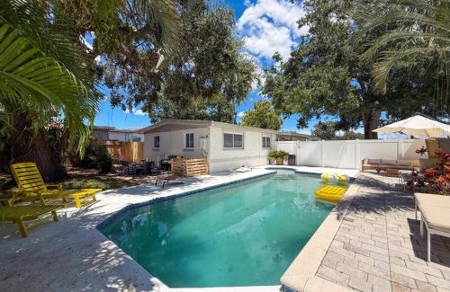 Walsingham House | Modern 3BR Retreat with Pool & Fire Pit