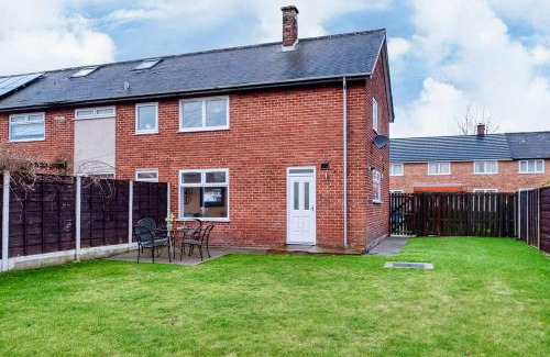 Trafford House | Modern 3BR Stay Pet Friendly Garden with Parking