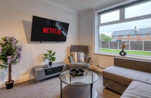 Trafford House | Modern 3BR Stay Pet Friendly Garden with Parking