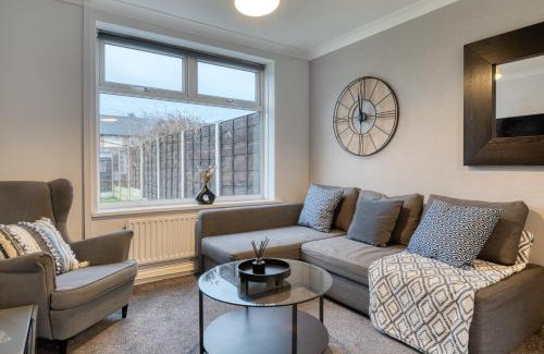 Trafford House | Modern 3BR Stay Pet Friendly Garden with Parking