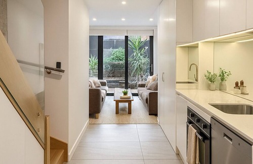 Redfern House | Modern 3BR terrace less than 10min to Sydney CBD