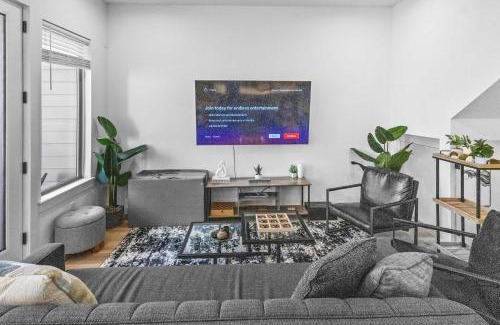 OST - South Union House | Modern 3BR Townhome Gated Sleeps 10 Parking
