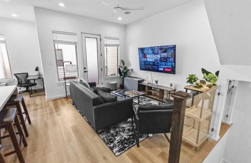 OST - South Union House | Modern 3BR Townhome Gated Sleeps 10 Parking
