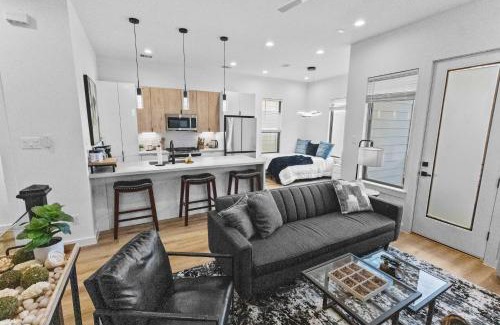 OST - South Union House | Modern 3BR Townhome Gated Sleeps 10 Parking
