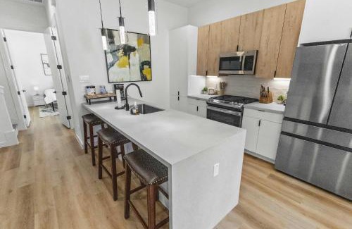 OST - South Union House | Modern 3BR Townhome Gated Sleeps 10 Parking