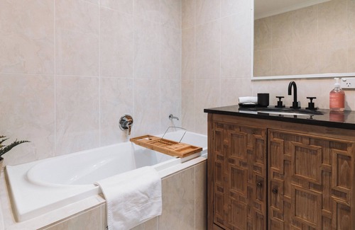 Lyons House | Inviting 3BR Hotel with Courtyard in Lyons for Families