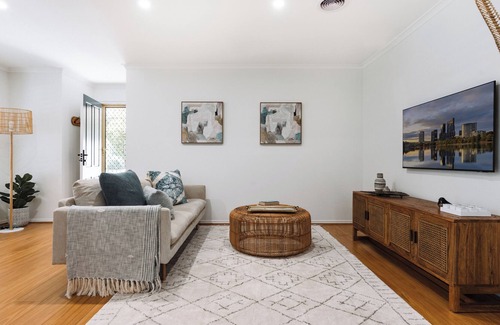 Lyons House | Inviting 3BR Hotel with Courtyard in Lyons for Families