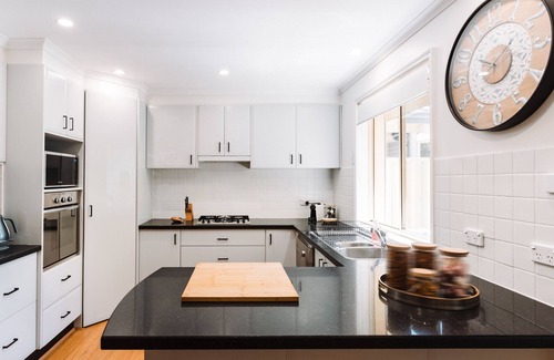 Lyons House | Inviting 3BR Hotel with Courtyard in Lyons for Families