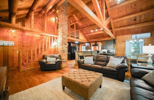 Afton Apartment | Top-Rated 4Bd Cabin on the 151 Wine/Brew Trail!