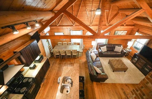 Afton Apartment | Top-Rated 4Bd Cabin on the 151 Wine/Brew Trail!