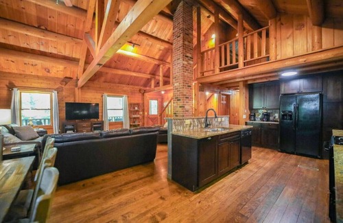 Afton Apartment | Top-Rated 4Bd Cabin on the 151 Wine/Brew Trail!