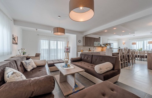 Debeljak Villa | Guest Rated Villa: 4 BD with Ocean Views & Private Pool