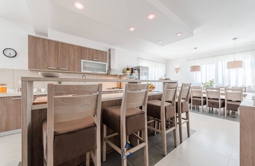 Debeljak Villa | Ideal Modern Villa with Ocean View for Up to 8 Guests