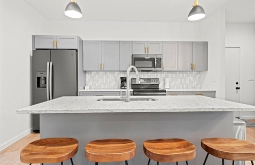 Cedar Falls House | Stylish 4 Bed Farmhouse Steps from Downtown Adventure