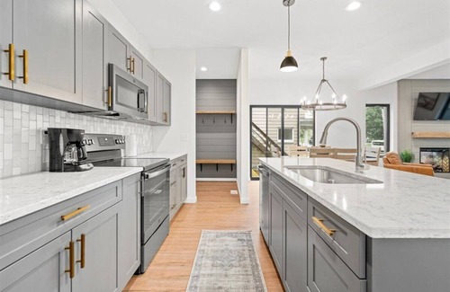 Cedar Falls House | Stylish 4 Bed Farmhouse Steps from Downtown Adventure