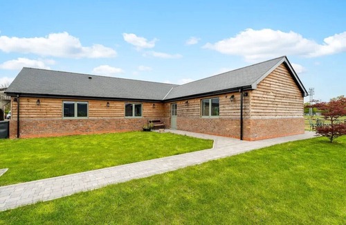 Elstree House | Modern 4 Bed Bungalow - Peaceful Rural Setting | Pass the Keys
