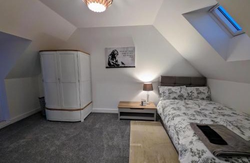 Llanwern House | Stylish 4-Bed House in Newport - Your Ideal Family Retreat