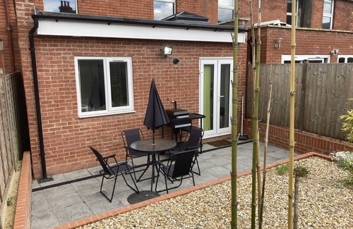 Salisbury House | Perfect Getaway House with Kitchen Near Stonehenge