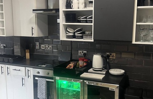 Sheffield House | Enjoy a 4-Bed House with En-Suites for Up to 8 Guests