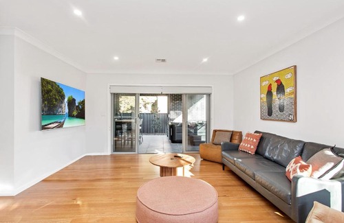 Downer House | Modern 4-Bed House with Hot Tub Near CBD Adventure
