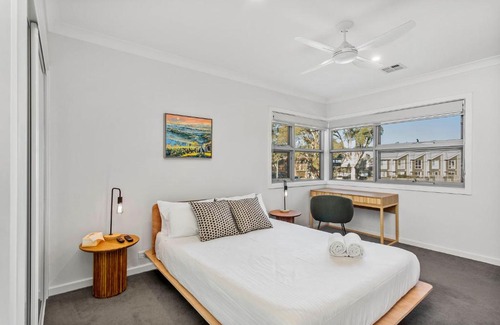 Downer House | Modern 4-Bed House with Hot Tub Near CBD Adventure